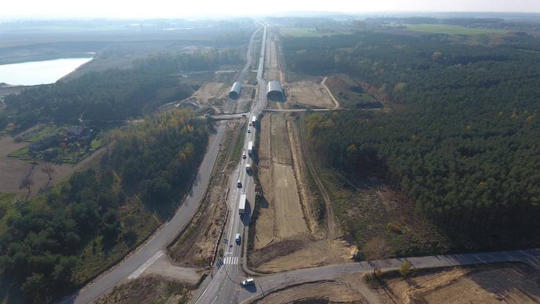 Tak wyglądał w grudniu 2019 roku plac budowy odcinka S5 Szubin Północ - Bydgoszcz Błonie. W czerwcu został opuszczony przez dotychczasowych wykonawców, włoską firmę Impresa Pizzarotti. Zaawansowanie prac to obecnie 39 proc.<br /> <br /> <strong>Przejdź do następnego zdjęcia ------></strong>