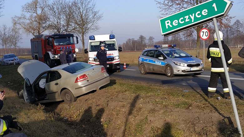 Nastolatka z powiatu łowickiego w czwartek (19 grudnia) ucierpiała w wypadku drogowym w Gzince (gm. Łyszkowice). Na drodze wojewódzkiej nr 704 zderzyły się tam dwa samochody.<br /> <br /> <strong>CZYTAJ DALEJ NA NASTĘPNYM SLAJDZIE</strong>