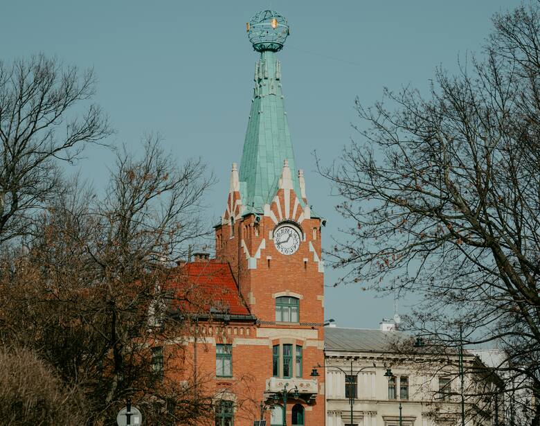 Bajkową kamienicę stojącą u skrzyżowania ulic Długiej i Basztowej wieńczy olbrzymi globus