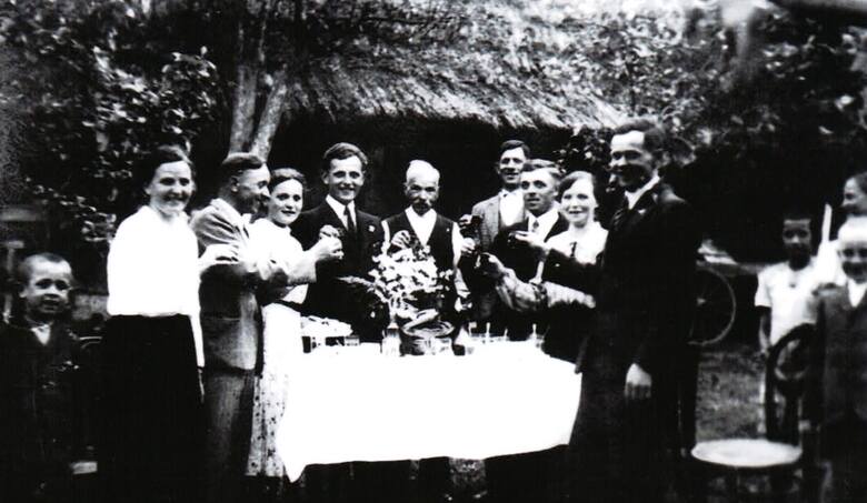 Rodzina Załęskich podczas spotkania przy rodzinnym domu w sadzie. W środku Józef Załęski