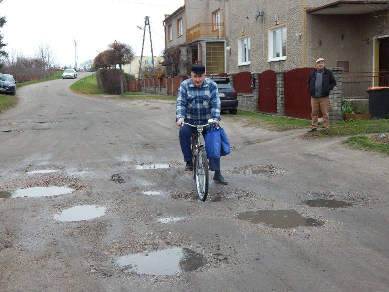 Tą drogą nie da się jeździć nawet rowerem - mówi Piotr Bock.