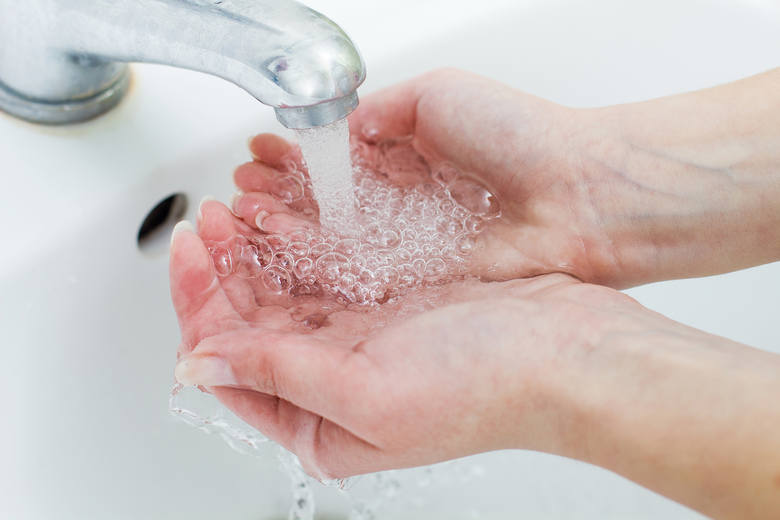 Pierwsza i podstawowa zasada: myj zawsze ręce. Jak to robić? Należy przestrzegać kilku prostych reguł:> mycie rąk powinno trwać ok. 30 sekund>