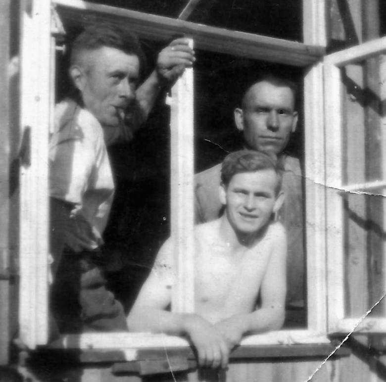 Alojzy Heldt (pierwszy z lewej), pracownik Stoczni Schichaua. Wkrótce zostanie wcielony do Wehrmachtu i skierowany na front zachodni