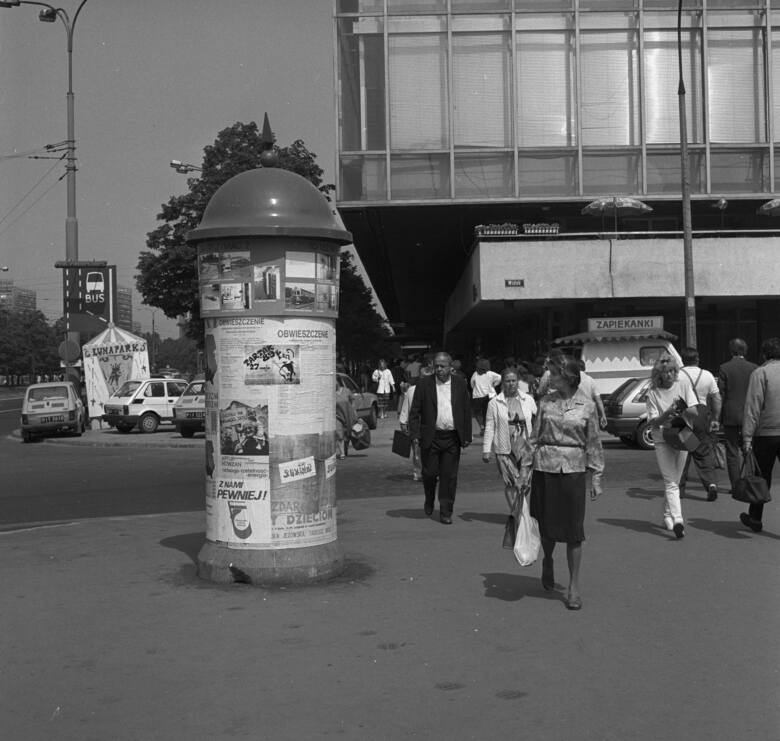 Warszawa 05.1989. Strona Wschodnia ulicy Marszałkowskiej, a w tle budka z zapiekankami