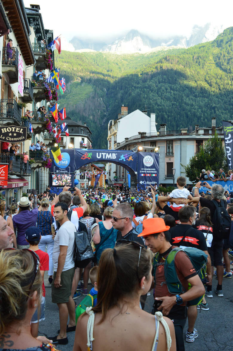 Linia startu w Chamonix we Francji. Tłum biegaczy zmieszał się z licznymi kibicami.