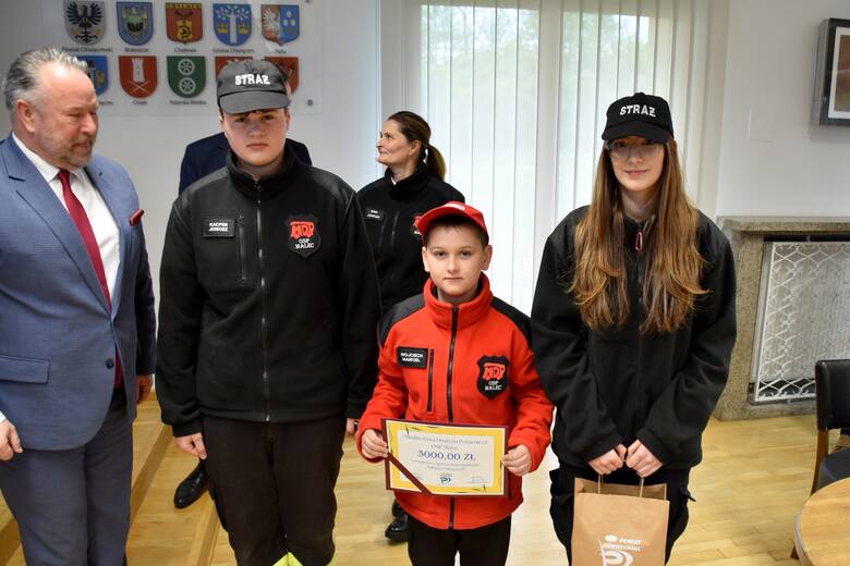 Młodzi druhowie OSP Malec zostali uhonorowani przez Radę Powiatu za sukces w ogólnopolskim konkursie