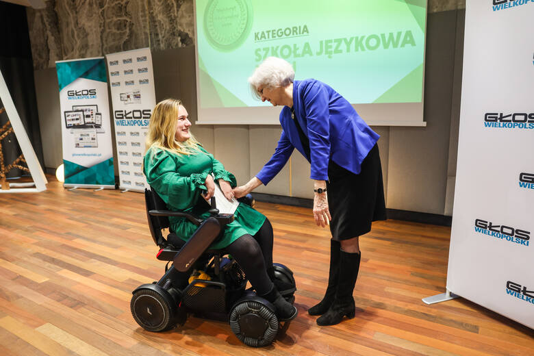 Sandra Trznadel z SANIS Nauka języków obcych otrzymuje z rąk Anny Raczyńskiej, redaktor naczelnej "Głosu Wielkopolskiego" nagrodę dla