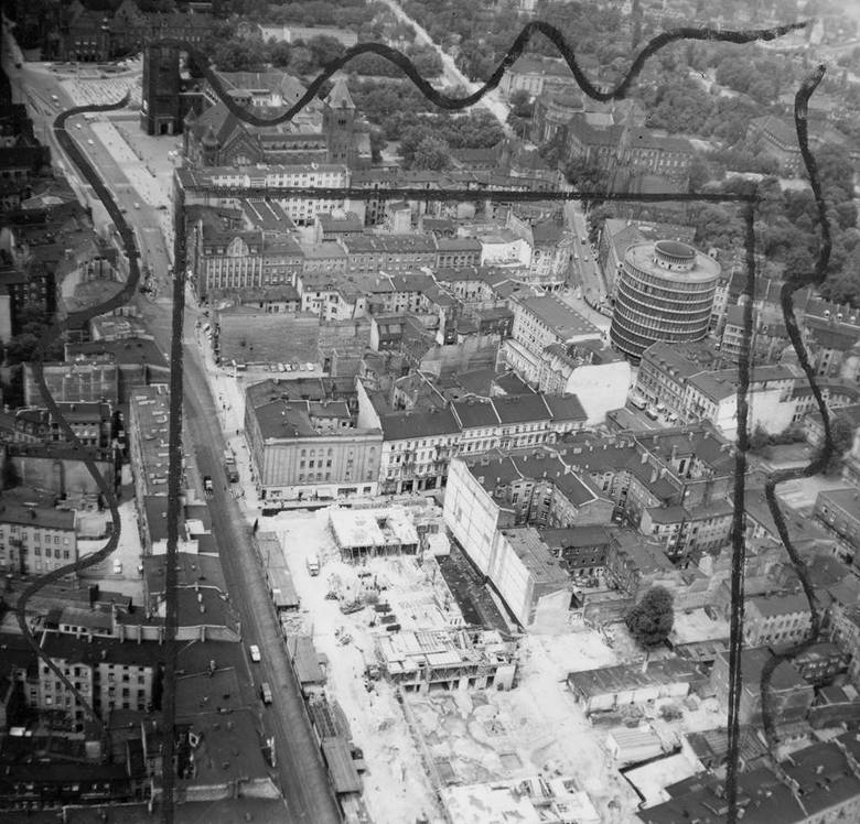 Poznań z lotu ptaka w 1966 roku. Rozpoczyna się budowa wieżowców ALFA.<br /> 