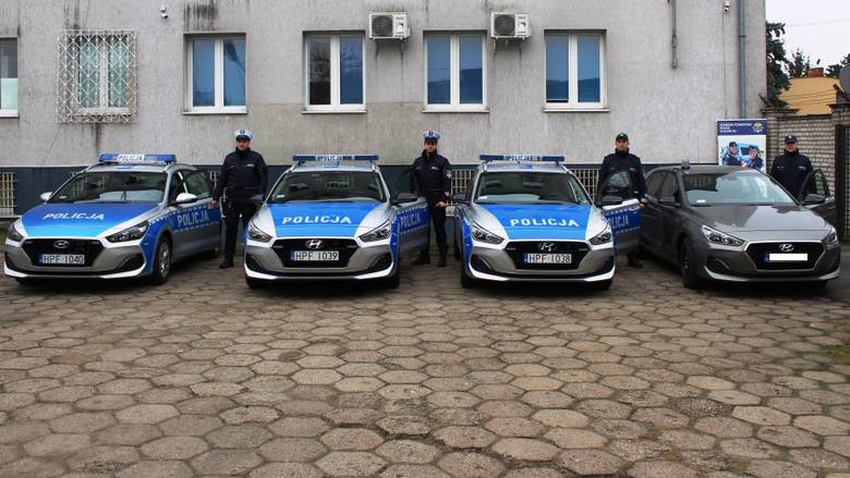 Cztery nowe radiowozy dla Komendy Powiatowej Policji w Łowiczu [ZDJĘCIA]