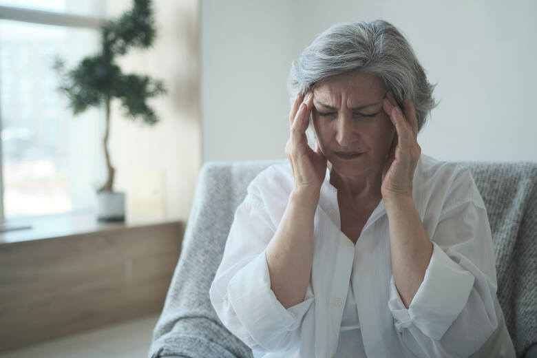 Silny ból głowy może być objawem tętniaka mózgu, zwłaszcza w przypadku występowania innych dolegliwości. Nie bagatelizuj ich, tylko wezwij pomoc! Zobacz,