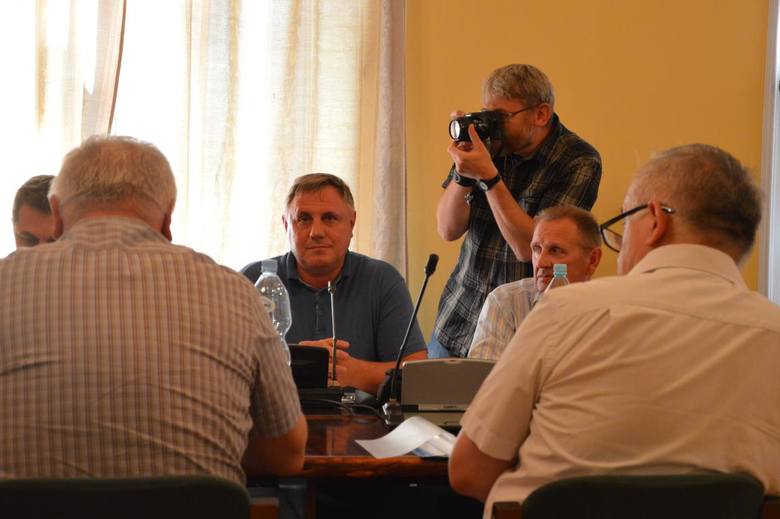 Ochrona próbowała wyprowadzić burmistrza Łowicza z biurowca. Pomogła mu policja [Aktualizacja]