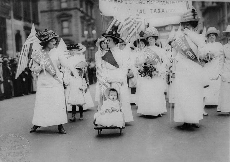 Parada sufrażystek w Waszyngtonie, USA, 3 marca 1913 r.Dlaczego doszło do strajku?Sufrażyzm był ruchem aktywistyczny działającym w Wielkiej Brytanii