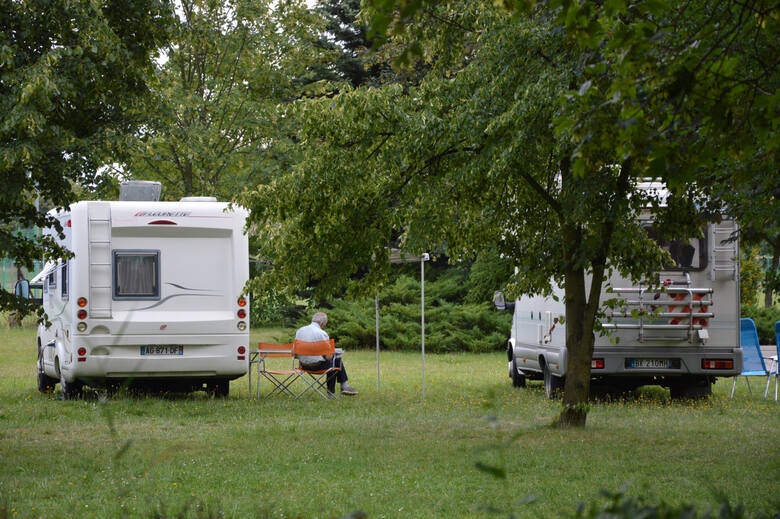 Kempingi pobierają od turystów opłaty, najczęściej dobowe, za kamper i każdego z jego pasażerów. Na zdjęciu: kemping AWF we Wrocławiu, 2015.