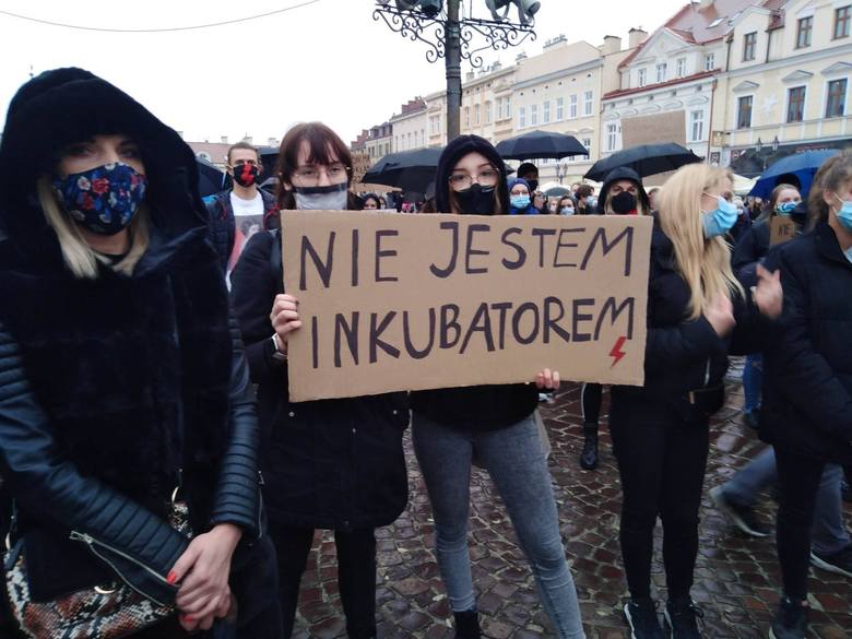 Strajk Kobiet w Rzeszowie. To już drugi protest po czwartkowym orzeczeniu Trybunału Konstytucyjnego ws. aborcji [RELACJA]