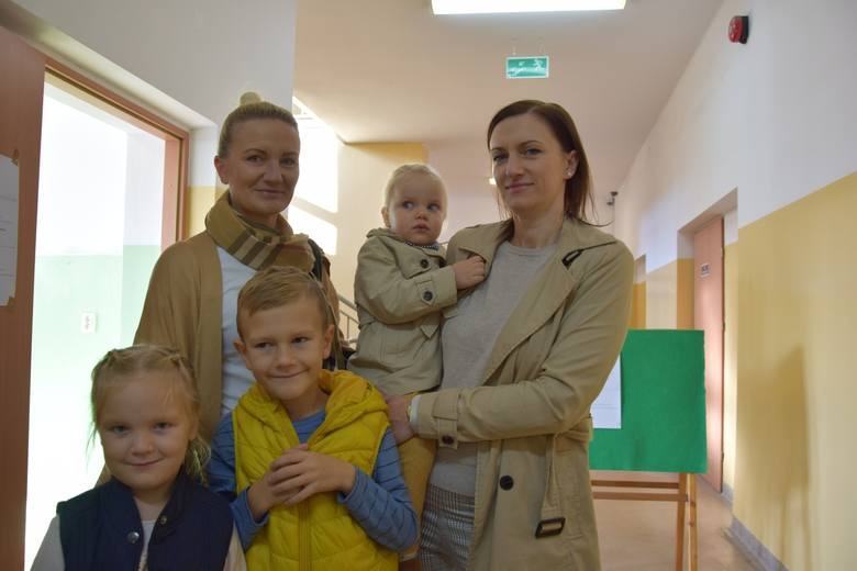 Urszula Balawejder i Marta Radoszko-Adamczak na wybory przyszły z dziećmi Kubą, Zuzią i Malwinką.