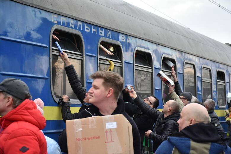 Dworzec PKP w Chełmie. Podczas krótkiego postoju pociągu relacji Kijów-Warszawa chełmianie przekazali ukraińskim uchodźcom najpotrzebniejsze rzeczy
