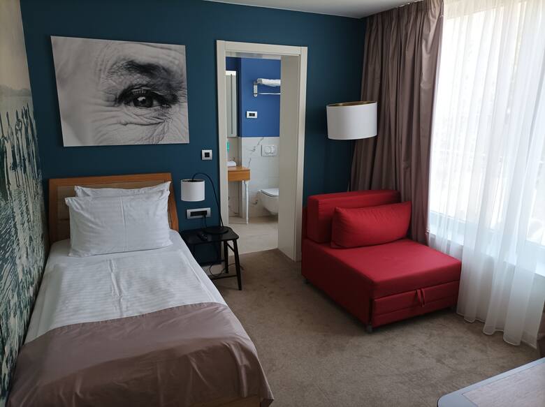 Każdy pokój w hotelu Espanade wygląda inaczej. Na zdjęciu pokój dla jednej osoby z łazienką i balkonem.