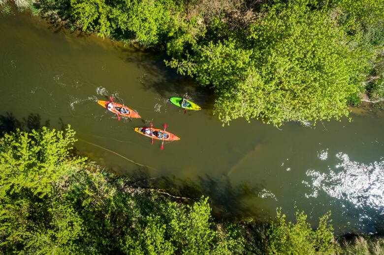 Latem w Bałtowie można przeżyć przygodę na rzece Kamiennej podczas spływu kajakowego. Można też zrelaksować się na spływie tratwą w towarzystwie flisaków