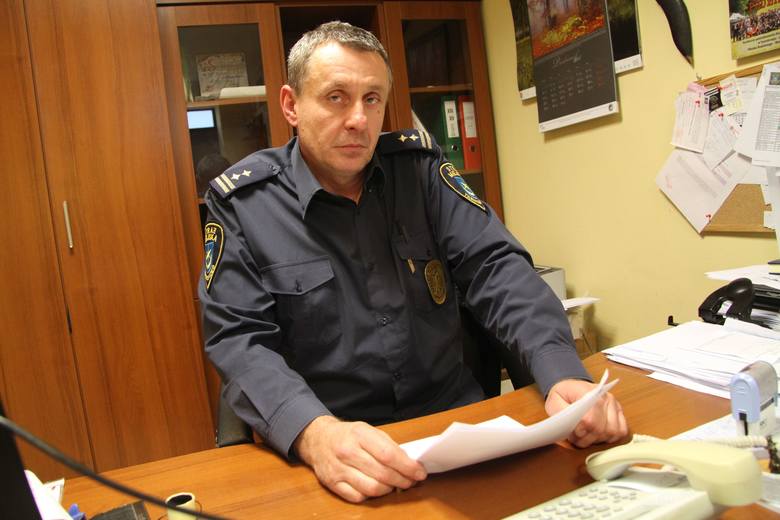 Piotr Sawa, komendant Straży Miejskiej w Tarnobrzegu: -  Po ściągnięciu tego mężczyzny, zaciśniętą pętlę na szyi strażnicy przecięli nożyczkami chirurgicznymi