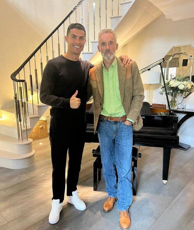 Cristiano Ronaldo z profesorem psychologii Jordanem Petersonem w swojej rezydencji
