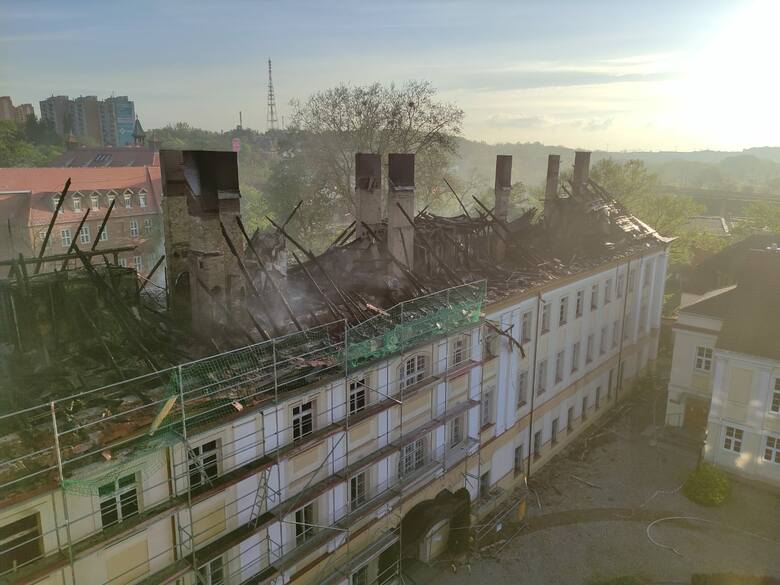 Tak wyglądał spalony dach uczelni w sobotę