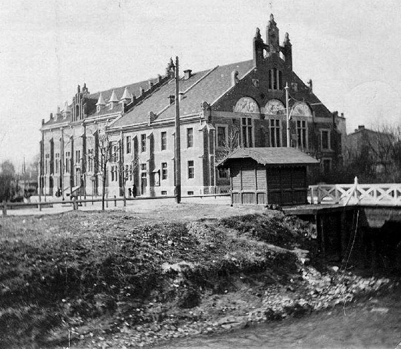 Gmach Sokoła. Widoczna na pierwszym planie rzeka to Rudawa, w której miejscu dzisiaj biegnie ulica Retoryka, 1900 rok