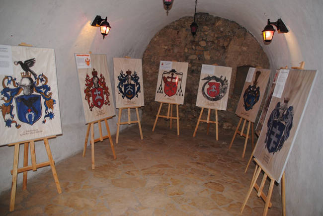 Nowy zarządca, w jednej z sal Podziemnej Trasy Turystycznej urządził wystawę herbów właścicieli Opatowa, od biskupów lubuskich po Karskich.