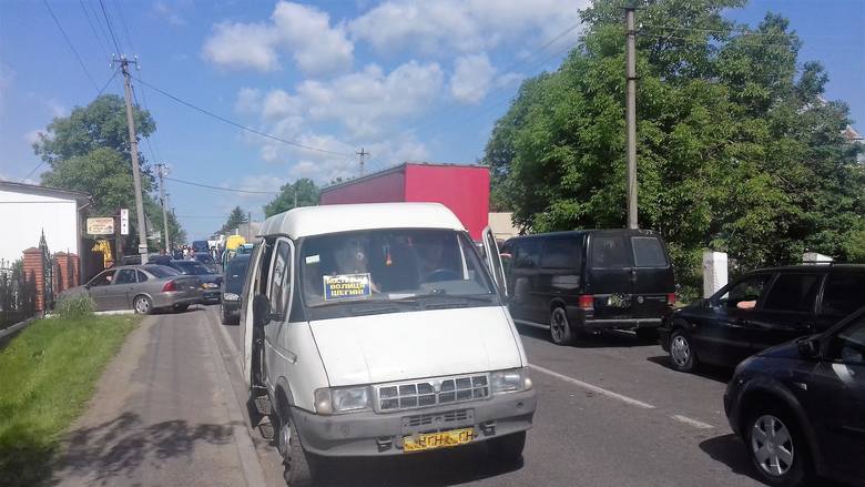 Kolejka samochodów w Szeginiach (Ukraina), na drodze dojazdowej do przejścia granicznego Szeginie - Medyka z Polską.