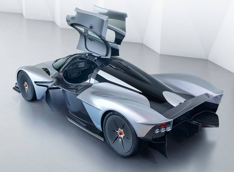 8. Aston Martin ValkyrieCena: 2 770 000 euroSilnik: 6.5 V12, 1130 KMPrędkość maksymalna: b.d.Przyspieszenie 0-100 km/h: b.d.Fot. Aston Martin
