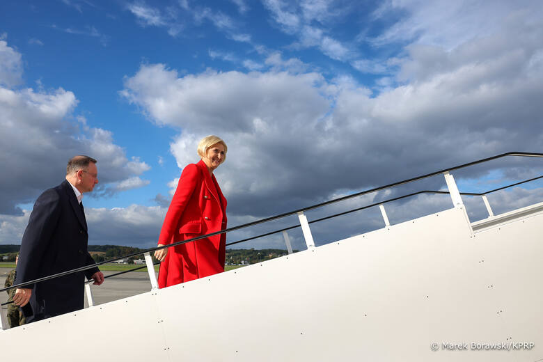 Czerwony płaszcz pierwszej damy jest wręcz dla niej stworzony. W tym kolorze do twarzy każdej blondynce.