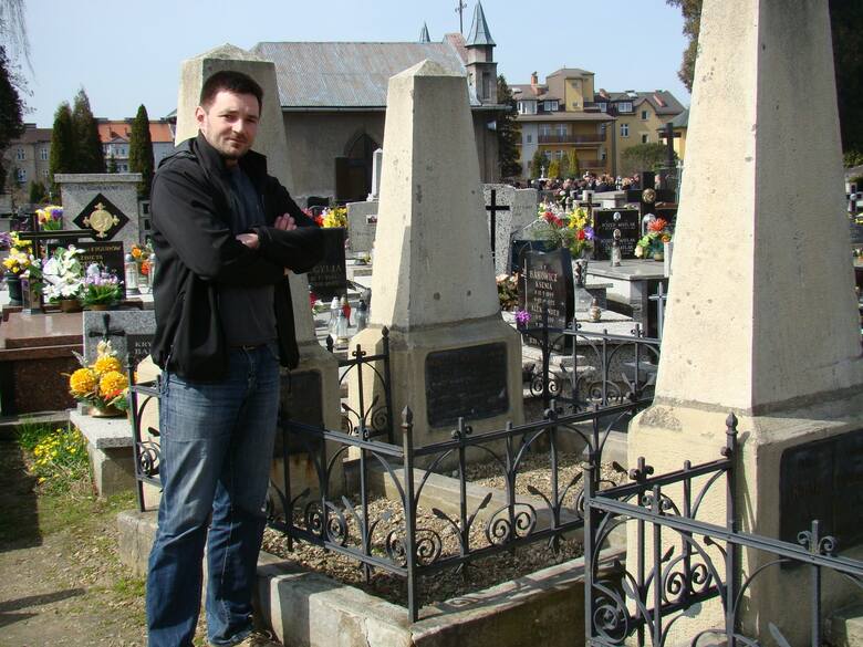 Miłośnik historii Oświęcimia Łukasz Szymański podkreśla, że dwa duże pomniki i kilka mniejszych nagrobków na cmentarzu parafialnym to najważniejsze ślady