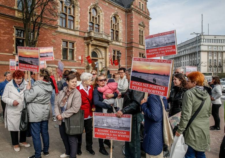 Protest przed budynkiem Rady Miasta Gdańska ws. likwidacji części plaży na gdańskich Stogach w dn. 23.04.2018