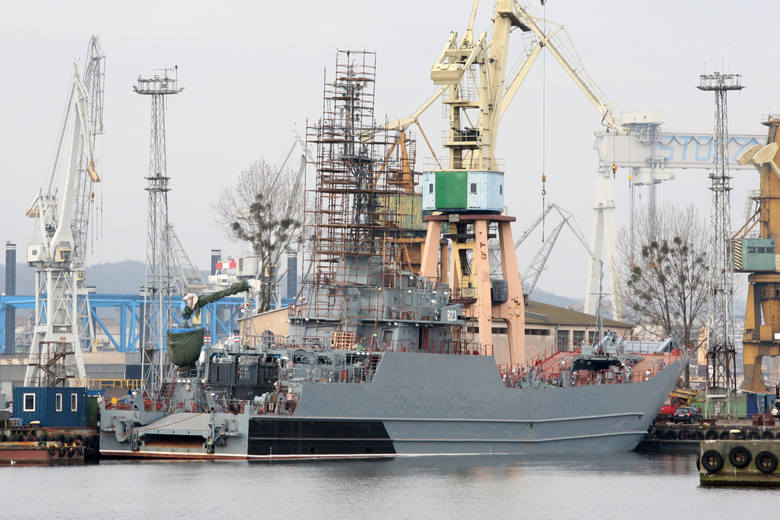 Stocznia Marynarki Wojennej została założona w Gdyni w 1927 roku jako Warsztaty Portowe MW.  Firmy mają czas do 18 stycznia na złożenie ofert 