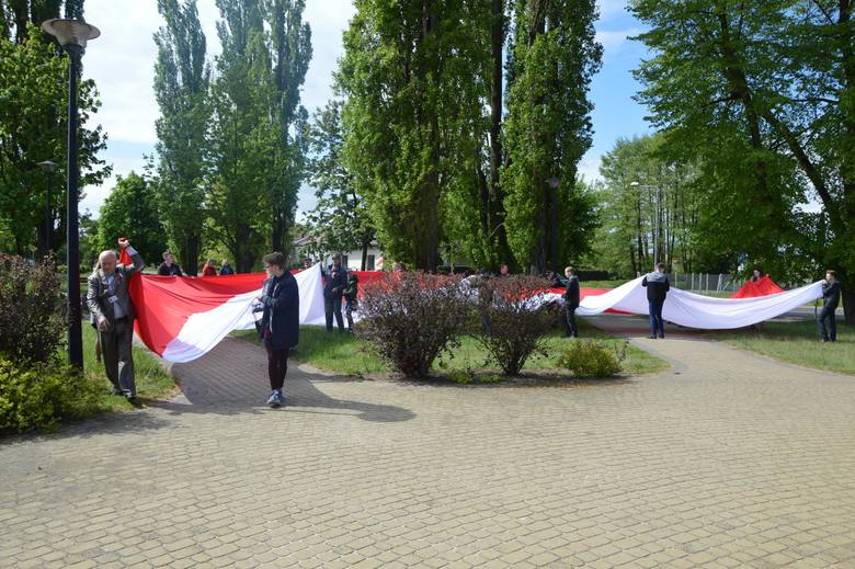 Łowiczanie uczcili marszem z flagą narodową 228. rocznicę uchwalenia Konstytucji 3 maja [ZDJĘCIA]