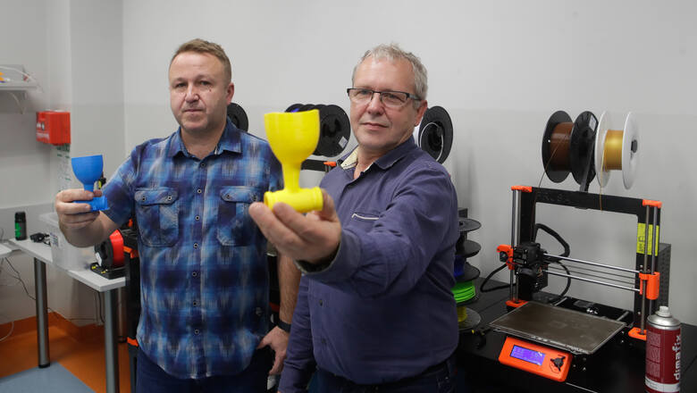 Rafał Kochański  i Ryszard Hałgas, pracownicy Szkoły Podstawowej nr 25 w Rzeszowie, prezentują protezy, które zostały wydrukowane na drukarkach 3 D w