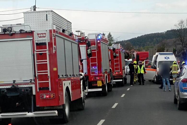 W Juszczynie, w ciągu DK 28, samochód ciężarowy zderzył się z busem