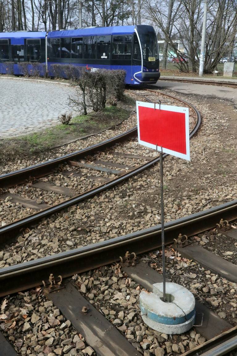 Wrocław. Torowisko na pętli Sępolno zamknięte. Wczoraj wykoleił się tam tramwaj, dziś stoi znak