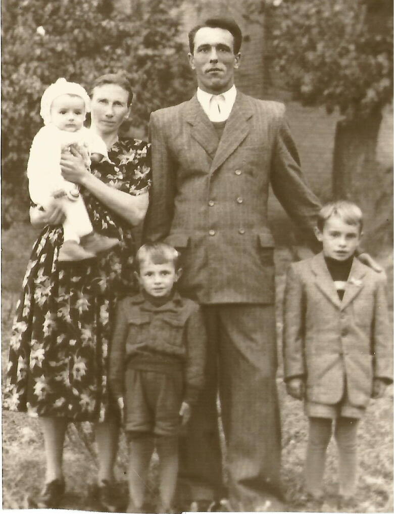 - Na zdjęciu mój ojciec Franciszek, starsi bracia , mama Katarzyna trzyma  mnie na rękach - mówi Ryszard Górnicki.