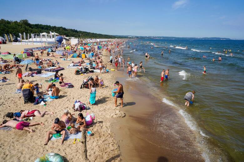 Latem 2022 Polacy decydowali się na krótkie wyjazdy wypoczynkowe, głównie z dziećmi nad morze.