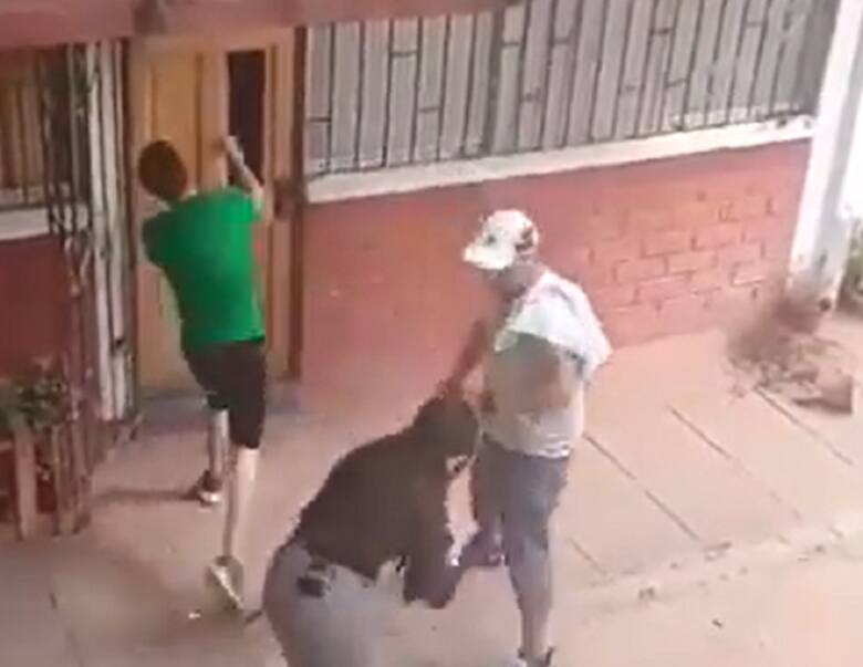 Ranna kobieta (na dole zdjęcia) przed momentem atakowała drzwi sąsiada. Została raniona nożem w szyję