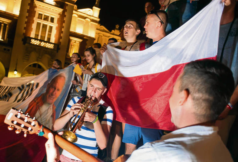 Polaków trudno na razie dostrzec w tłumie młodzieży na ulicach Krakowa