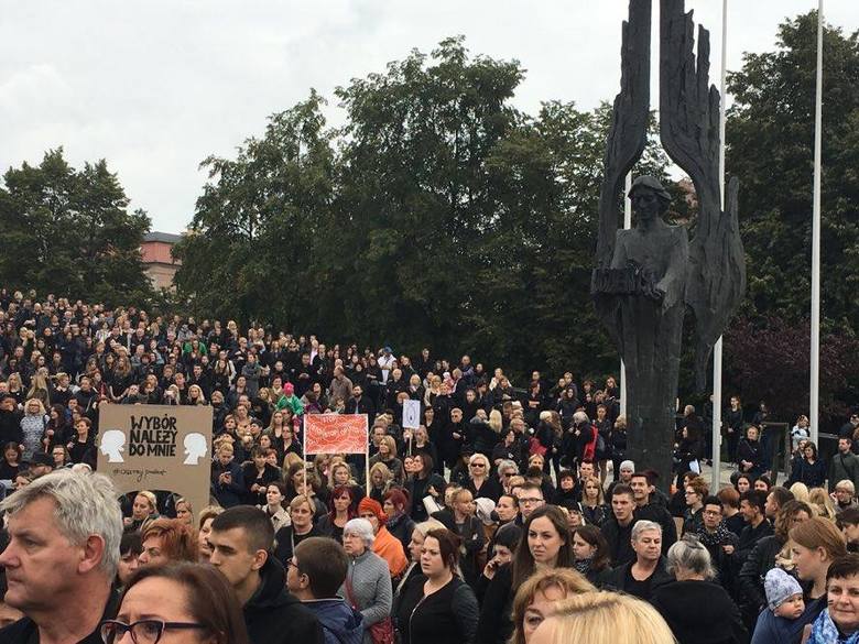Strajk Kobiet w Szczecinie. Kilka tysięcy osób na pl. Solidarności