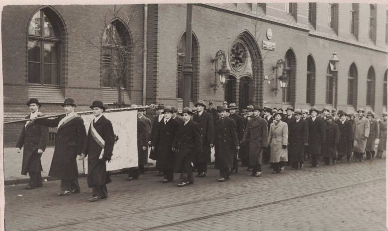 Lata 30. XX wieku. Fryzjerzy z cechu protestują przeciw  zakładom pracującym w niedziele. Alfred Tasarek idzie na czele