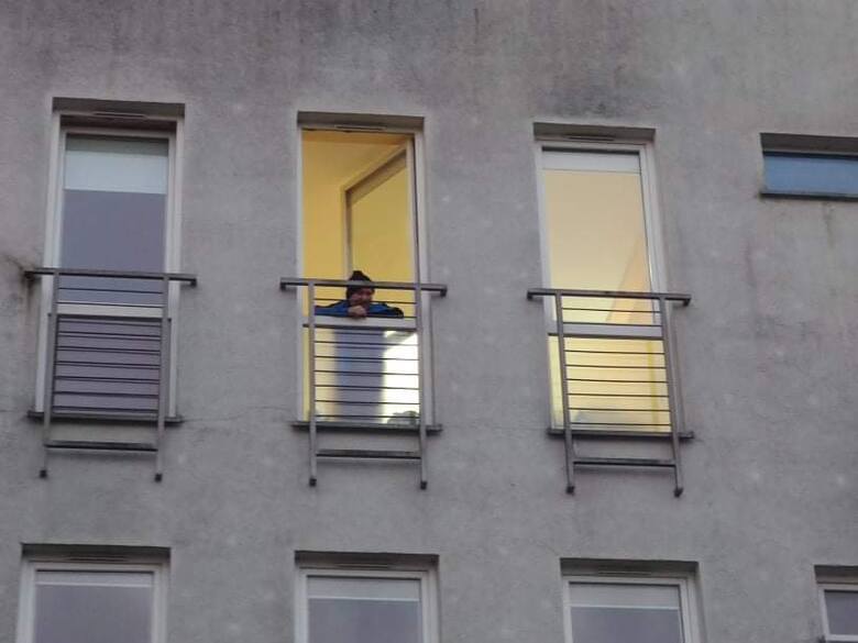 Personel szpitala pomógł mężczyźnie podejść do okna, by mógł pokazać się swojej rodzinie.
