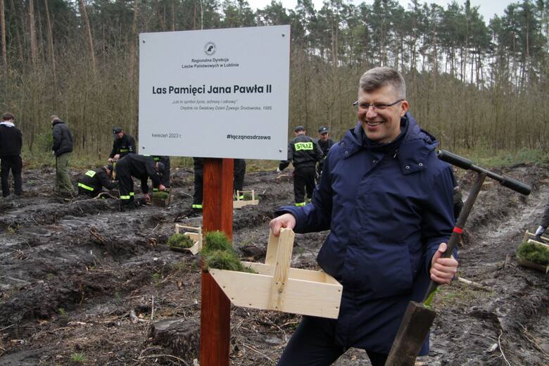 W sadzeniu brał udział wiceminister sprawiedliwości Marcin Warchoł
