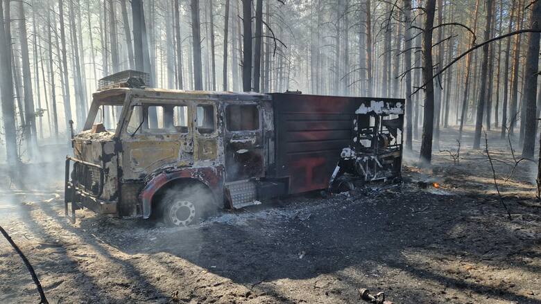 Olbrzymi pożar lasu w powiecie hajnowskim. W okolicach miejscowości Jelonka spłonęło 10 ha lasu. Spłonął wóz strażacki