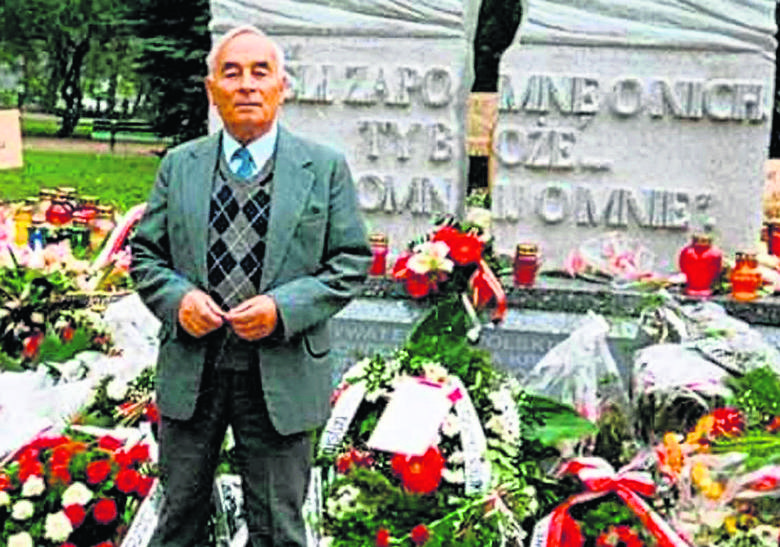 Zbigniew Okoń (1926–2016) – poeta i pisarz, przez dziesiątki lat walczący swoimi publikacjami o prawdę na temat zbrodni wołyńskiej – przed odsłoniętym we Wrocławiu w 1999 roku pomnikiem ofiar banderowców.