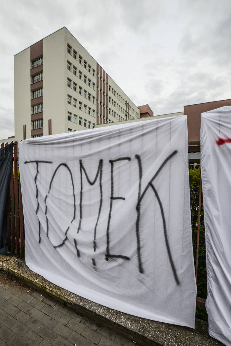 Przed szpitalem wojskowym w Bydgoszczy kibice wieszają transparenty ze słowami otuchy dla Tomka.