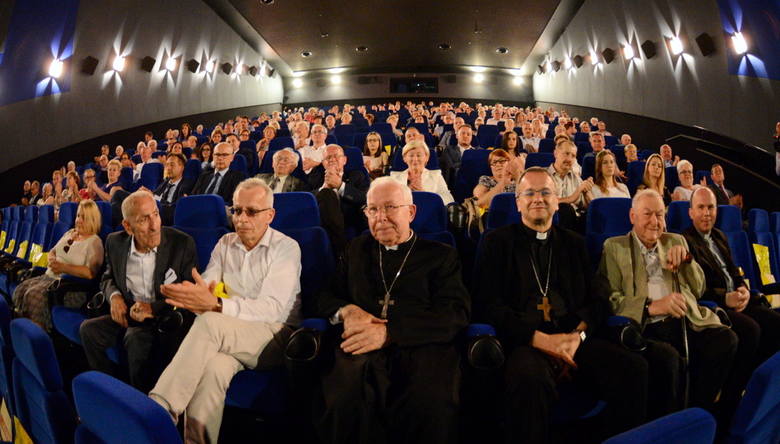 Widzowie na premierze filmu "Wydarzenia Zielonogórskie 1960. Bitwa o Dom Katolicki"