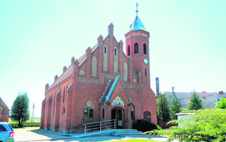 W sercu Sośna wznosi się poewangelicki, dziś katolicki, kościół pw. Niepokalanego Serca Maryi. Wzniesiono go w latach 1897-1902.